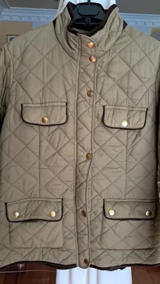 Parka acolchada verde y marrón