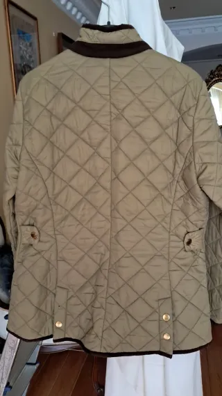 Parka acolchada verde y marrón