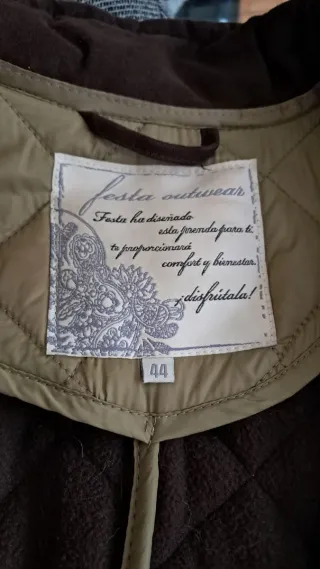 Parka acolchada verde y marrón