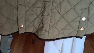 Parka acolchada verde y marrón