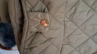 Parka acolchada verde y marrón