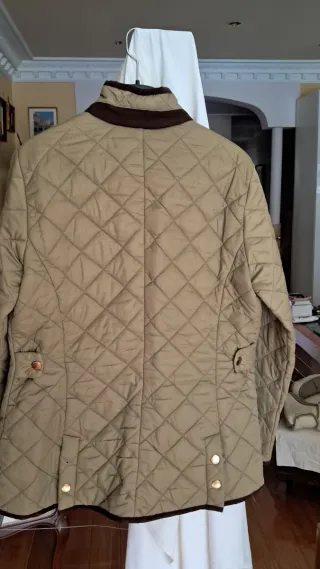 Parka acolchada verde y marrón