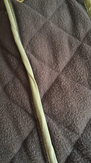 Parka acolchada verde y marrón