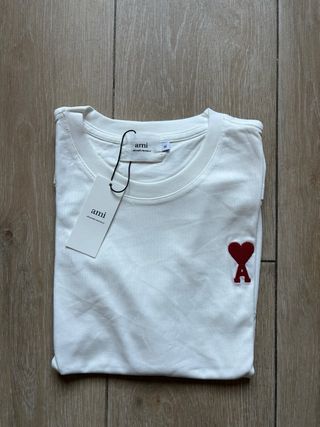 Camiseta AMI Paris Blanca Corazón Rojo