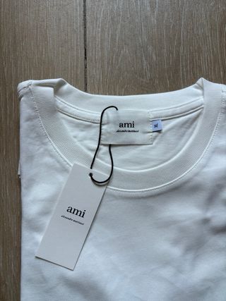 Camiseta AMI Paris Blanca Corazón Rojo