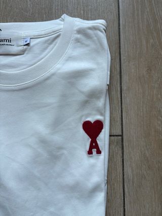 Camiseta AMI Paris Blanca Corazón Rojo
