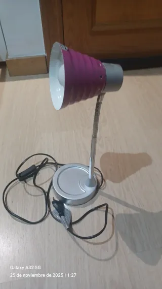 Lámpara de escritorio rosa y plateada