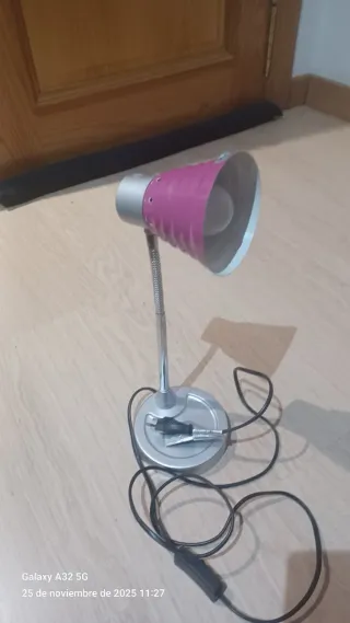 Lámpara de escritorio rosa y plateada