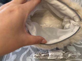 Bolso pelo beige con cadena