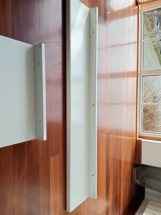 Scaffali bianchi in legno