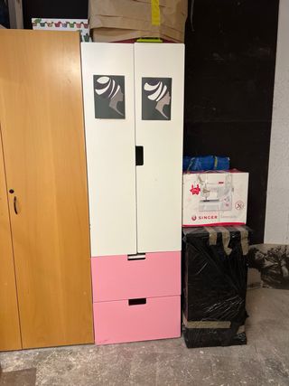 Guardaroba bianco e rosa Ikea