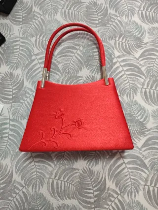 Bolso de fiesta rojo con bordado floral