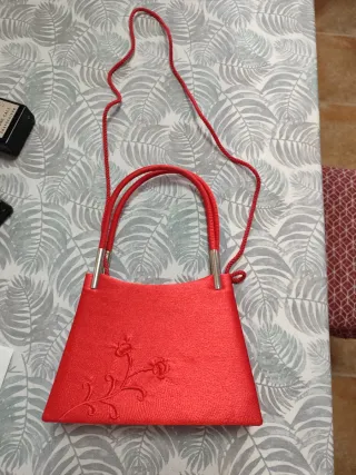 Bolso de fiesta rojo con bordado floral
