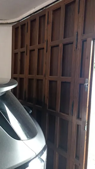 Puerta de garaje de madera