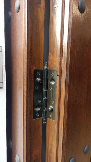 Puerta de garaje de madera