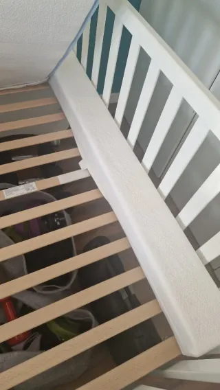 Cuna colecho blanca con ruedas.