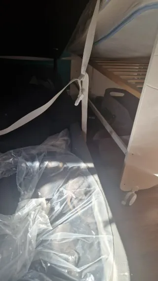 Cuna colecho blanca con ruedas.