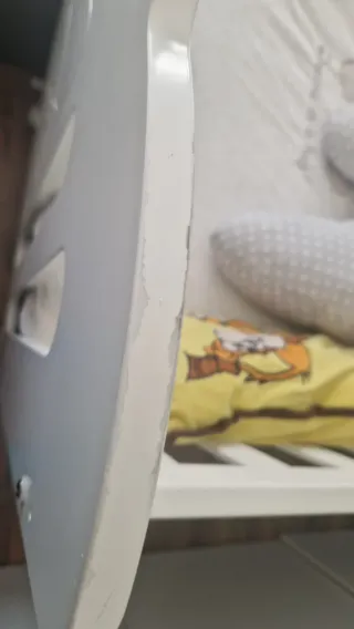 Cuna colecho blanca con ruedas.