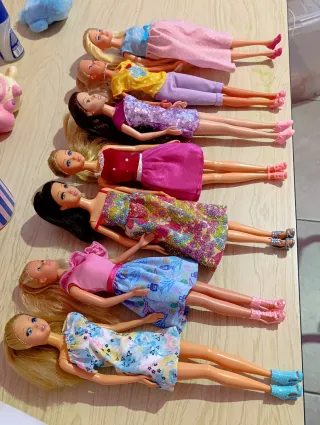 Se vende Lote 7 Muñecas Estilo Barbie 25€