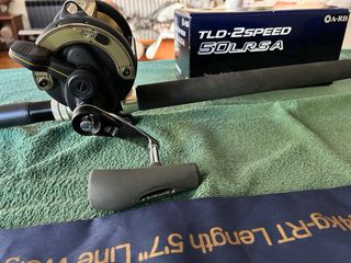 Carrete Shimano TLD 50 LRSA 2 Velocidades y caña