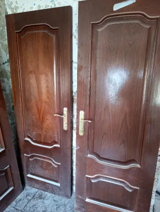 4 puertas de madera y dos de ellas con cristal