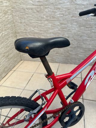 Bicicleta infantil roja