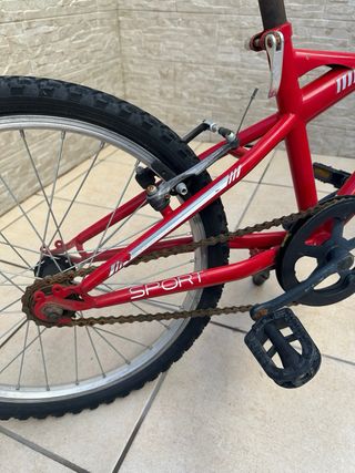 Bicicleta infantil roja