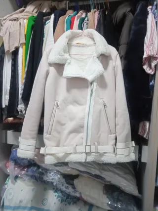 Chaqueta beige y blanca