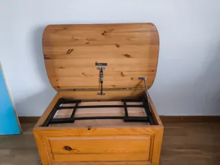 Mesa de centro de madera con cama interior.