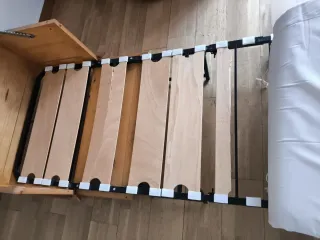 Mesa de centro de madera con cama interior.