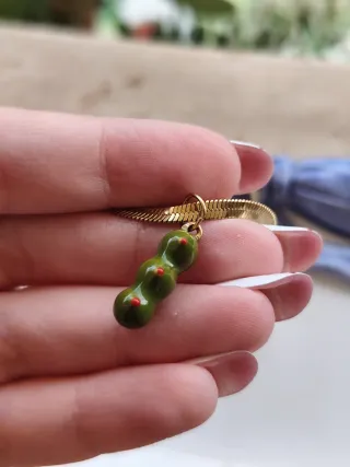 Collana dorata con ciondolo olive martini