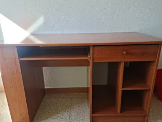 Escritorio de madera con cajón y estantes