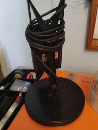 Mesa arquitectura naranja + silla + flexo