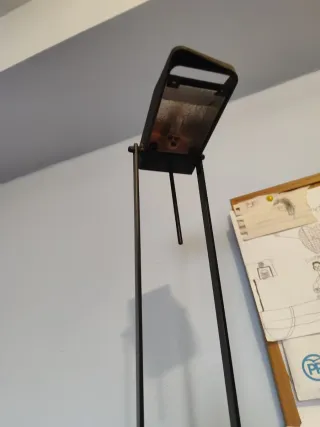 Mesa arquitectura naranja + silla + flexo