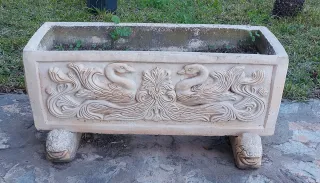 Macetero de piedra con cisnes
