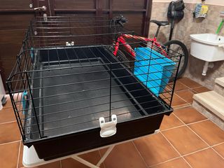 Jaula Voltegrá para conejos negra y azul