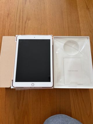 iPad 6ª Gen Dorado impecable con funda nueva