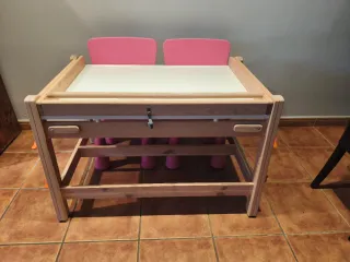 Pupitre infantil + 2 sillas rosas