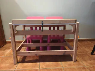 Pupitre infantil + 2 sillas rosas