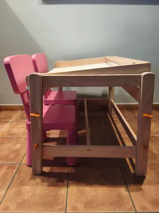 Pupitre infantil + 2 sillas rosas