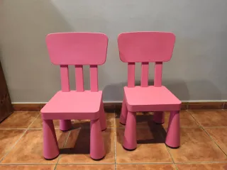 Pupitre infantil + 2 sillas rosas