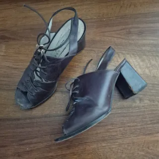 Zapatos de tacón marrones con cordones