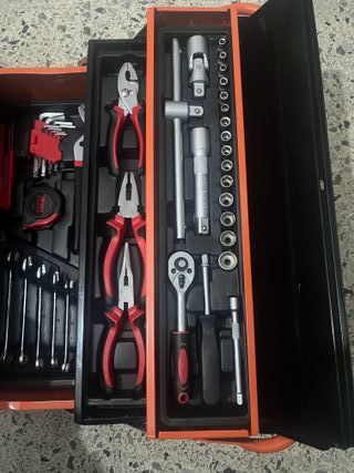 Caja de herramientas con llaves y destornilladores