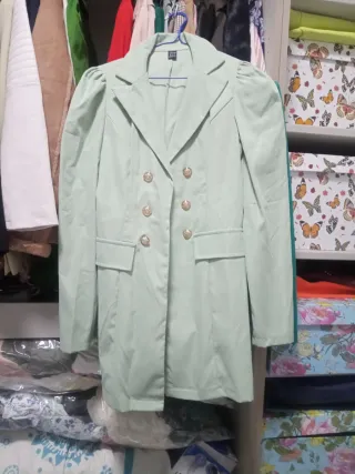 Chaqueta verde con botones dorados