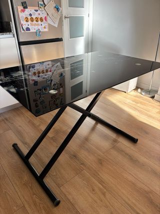 Mesa de comedor de cristal con diseño