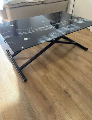 Mesa de comedor de cristal con diseño