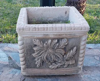 Macetero de piedra con flor tallada en las 4 pared