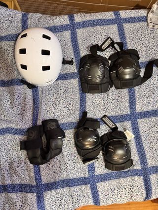 Kit Protección Patinaje Casco y Rodilleras