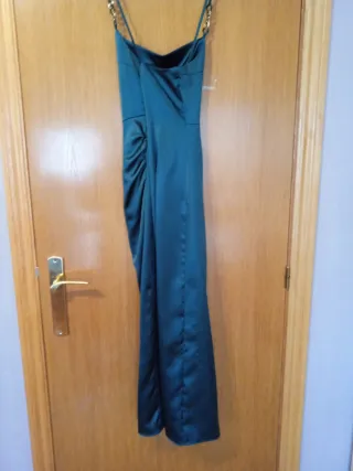Vestido verde satinado con cadenas
