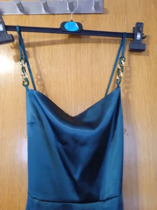 Vestido verde satinado con cadenas